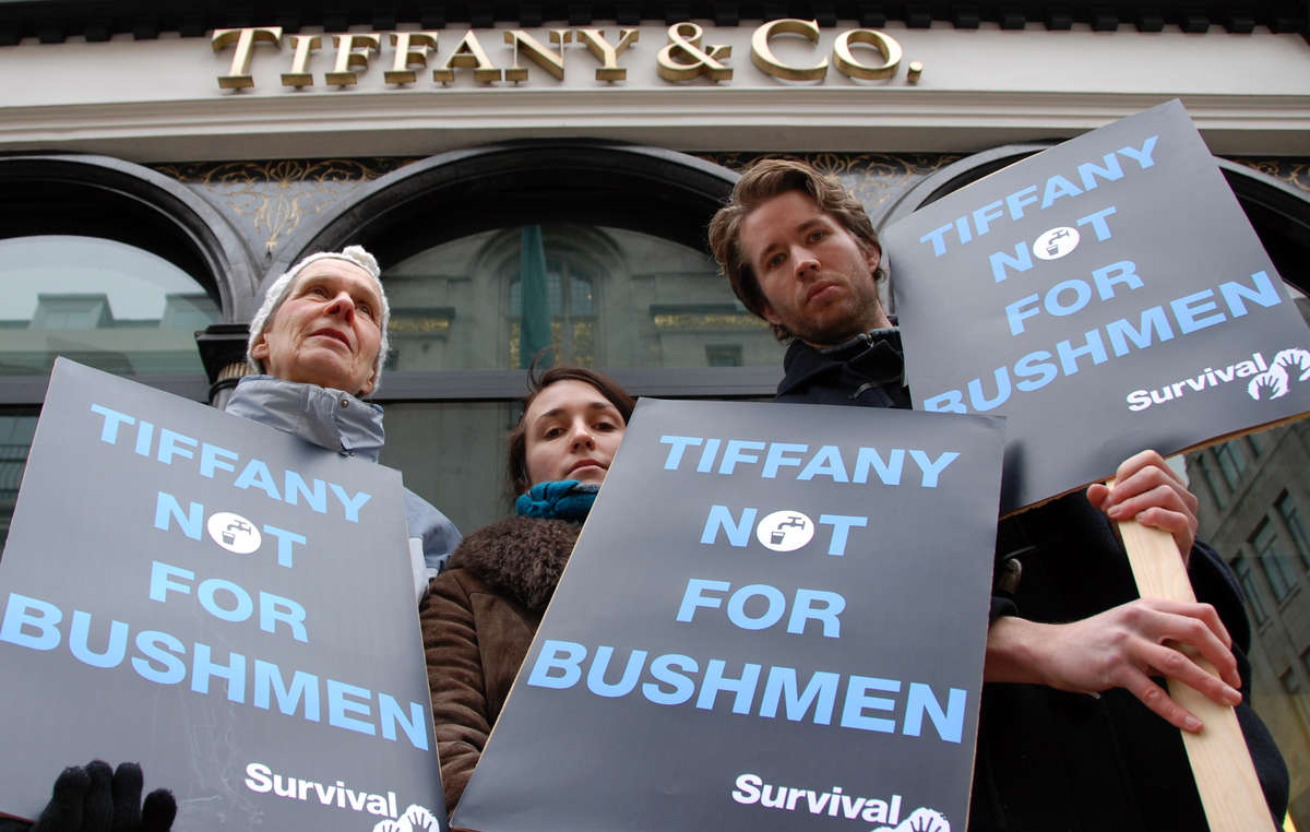 Demonstranten versammelten sich heute vor Tiffany Filialen in Berlin, London, San Francisco, Paris und Madrid. © Survival