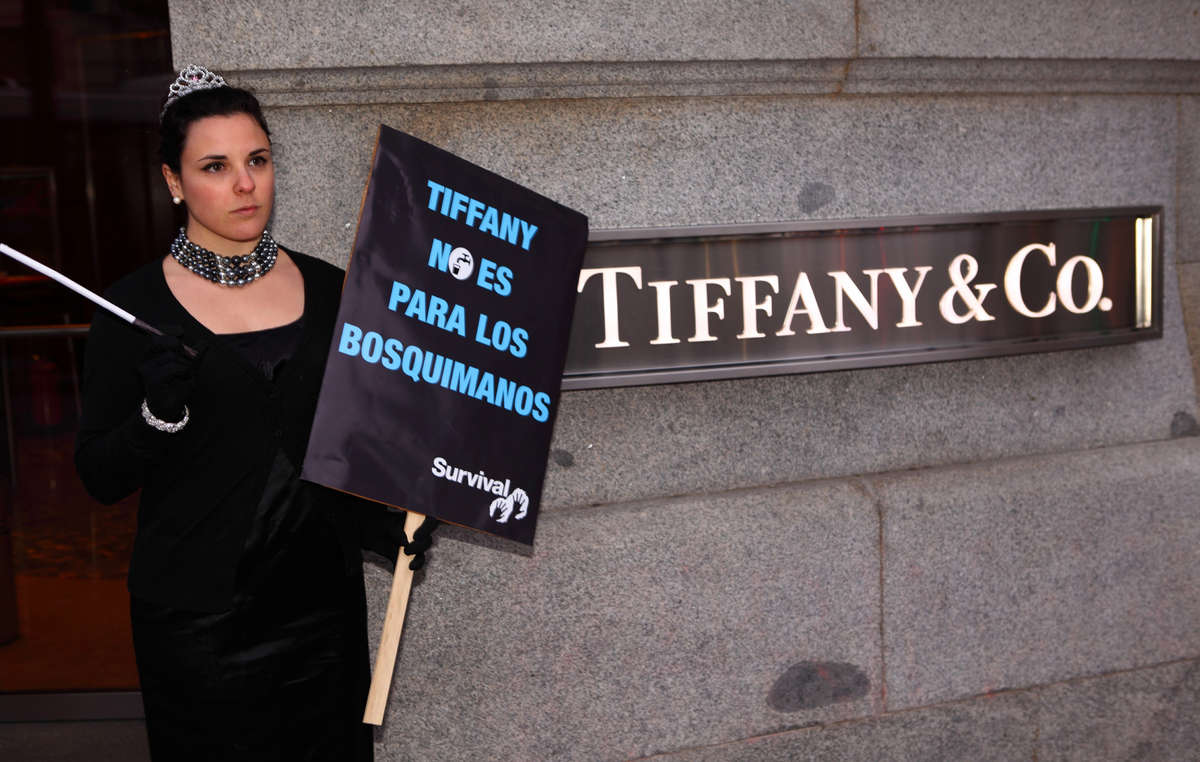 Manifestante caracterizada de Audrey Hepburn protesta a las afueras de la tienda de Tiffany en Madrid