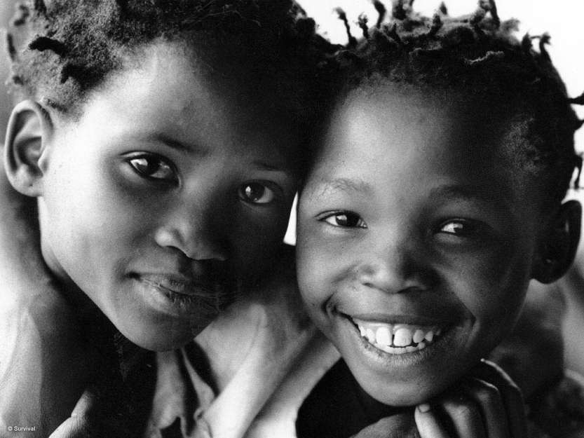 “Mi tierra es muy importante. Busco raíces silvestres, frutos y animales salvajes. Conozco todas las técnicas para sobrevivir en esta zona porque me las enseñaron mis abuelos.

Mi padre me llevó a la naturaleza y me enseñó cómo sobrevivir”.

Xawa Gaima, bosquimano gana, Botsuana.
