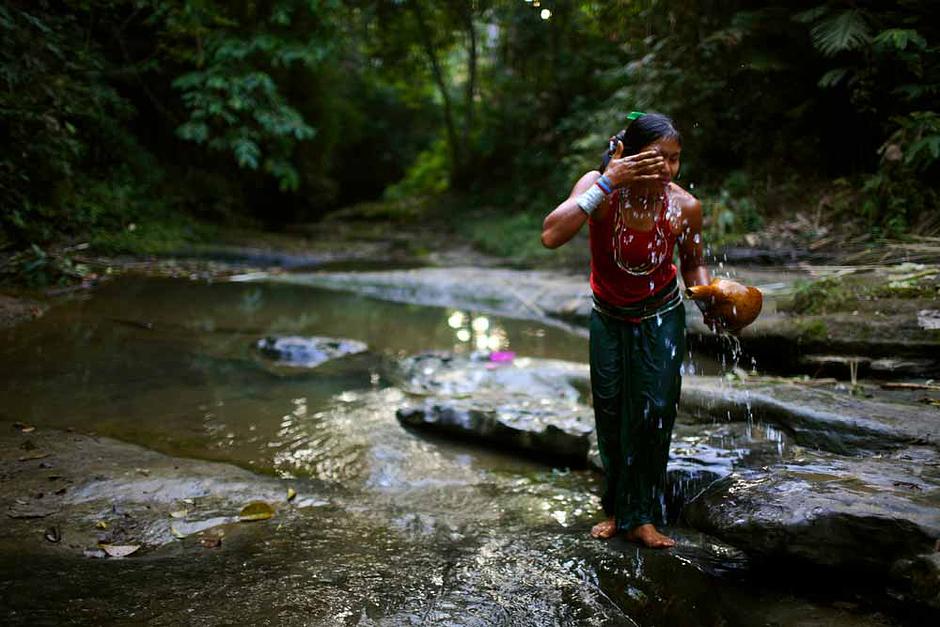 Seit Bangladesch im Jahre 1971 von Pakistan unabhängig wurde, leiden die indigenen "Jumma":http://www.survivalinternational.de/indigene/jummas aus den Chittagong Hill Tracts, der bergigen Region im Südwesten des Landes, unter einigen der furchtbarsten Menschenrechtsverletzungen in Asien. Besonders die Frauen haben schlimme Gewalt erfahren.

Die Jumma, die als sanft, mitfühlend und religiös tolerant beschrieben werden, unterscheiden sich ethnisch und sprachlich von der Bengali-Mehrheit.

Heute sind sie auch eines der unterdrücktesten indigenen Völker. Gegenüber den Siedlern drohen die Jumma zur Minderheit zu werden und das Militär unterdrückt sie brutal. Die Jumma haben Wellen von Gewalt, Mord und Vergewaltigung erlebt. Männer, Frauen und Kinder wurden in ihren Bambus-Häusern verbrannt. Einige haben die Gewalt als Genozid beschrieben. 

Die Rate der sexuellen Gewalt gegen Jumma-Frauen und junge Mädchen ist alarmierend hoch: Zwischen 2012 und Anfang 2013 wurden mindestens 12 Jumma-Frauen und -Mädchen Opfer sexueller Gewalt geworden, die tatsächliche Zahl ist aber möglicherweise noch höher, da Vergewaltigungen oft wegen der sozialen Stigmatisierung nicht gemeldet werden.

„Es wurde wenig getan, um die Straftäter rechtlich zu verfolgen“, sagt Sophie Grig von Survival International. „Weil ihre Angreifer straflos davon kommen, sind Jumma-Frauen und -Mädchen noch gefährdeter.“