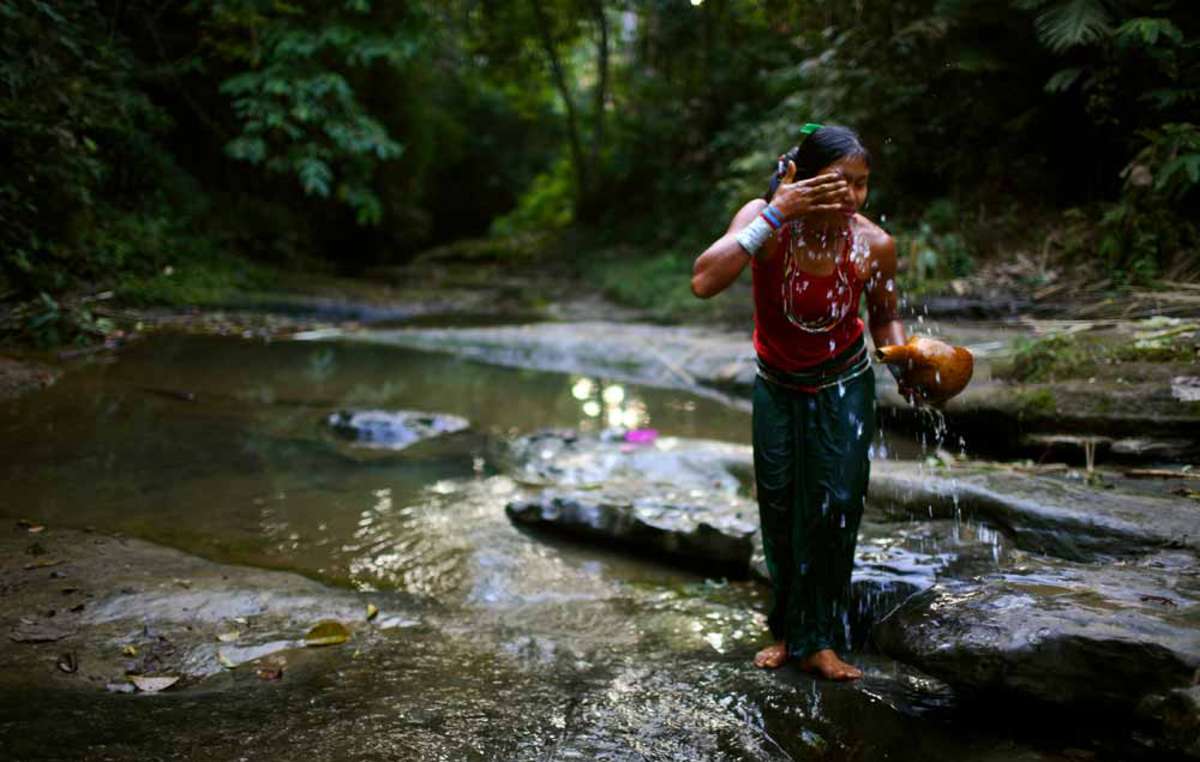 Mujeres y niñas jummas son atacadas a menudo cuando están solas en el bosque, o cuando van al río a por agua o a bañarse.