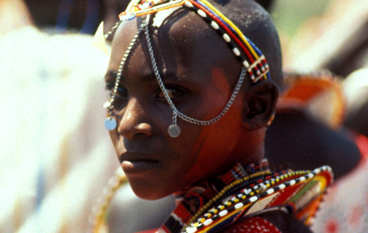 Joven masai vestida con sus mejores joyas en una ceremonia de iniciación de los guerreros moran. Kajiado, Kenia.