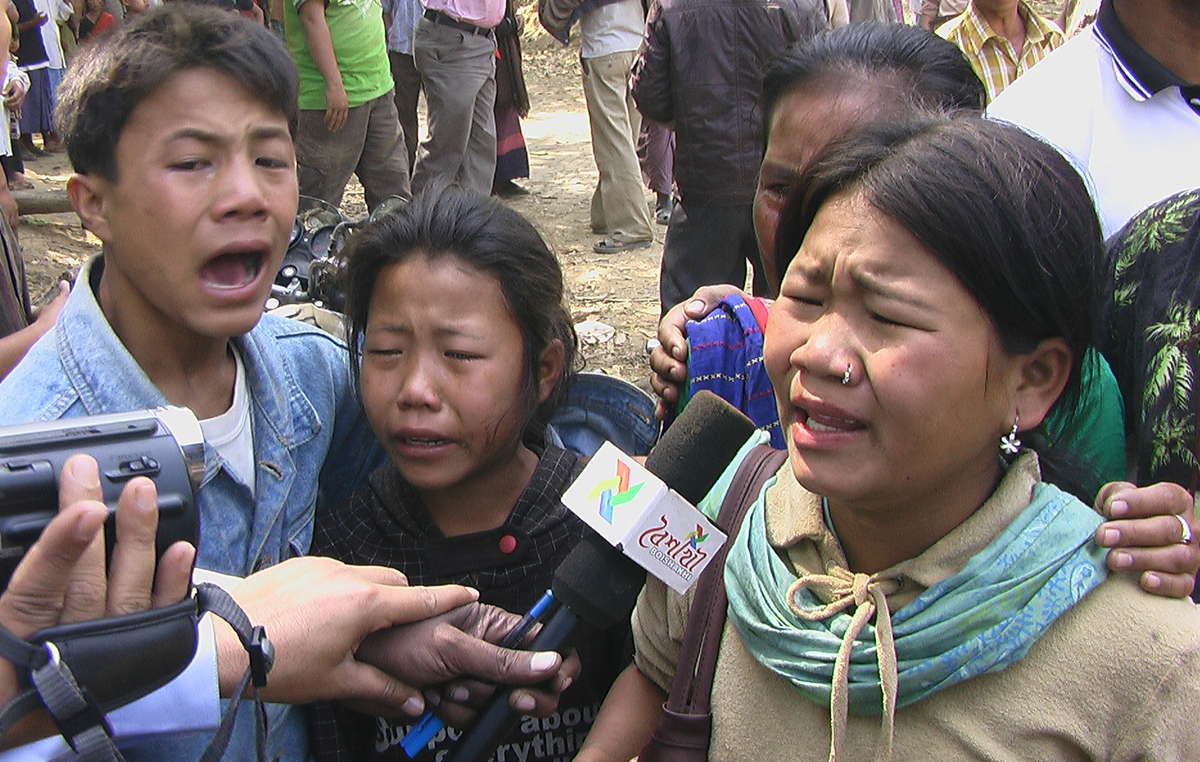 Die Kinder von Buddhapati Chakma, die bei Übergriffen von Soldaten erschossen wurde, sprechen kurz danach mit Journalisten vor Ort.