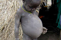 Un enfant kwegu devant sa maison. Les peuples de la vallée de l'Omo ne peuvent plus nourrir leurs enfants durant les périodes de sécheresse.