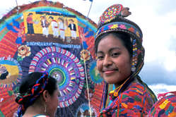 Femme maya lors d'un festival de cerf-volants à Santiago Sacatepequez, Guatemala.