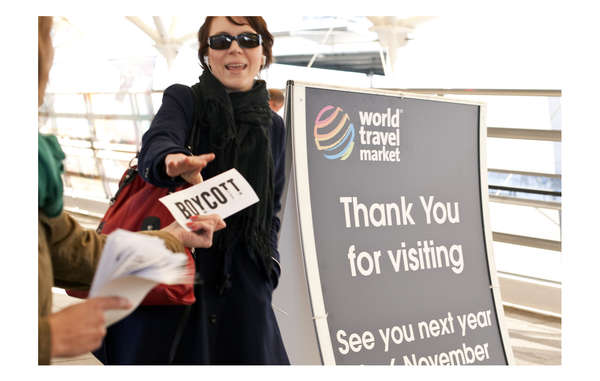 Aktivisten riefen heute vor dem World Travel Market in London zum Boykott von Reisen nach Botswana auf.