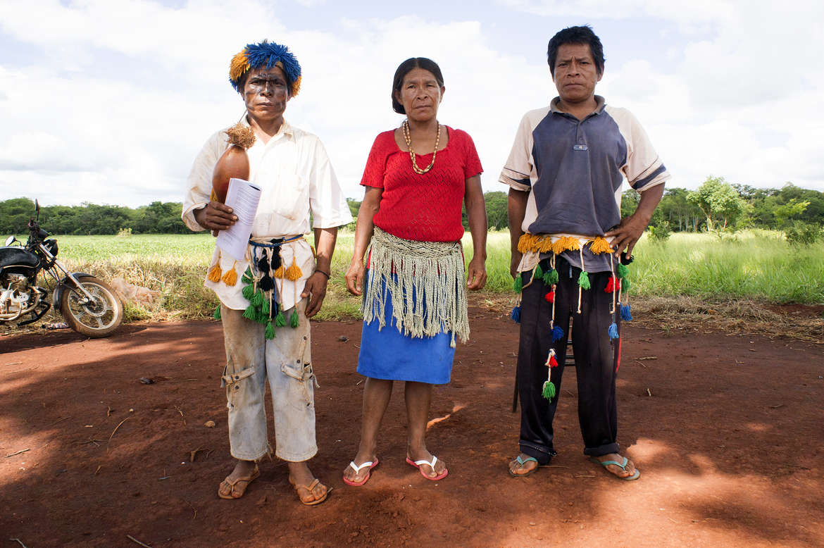 I Guarani sono alla ricerca di quella che chiamano 'la terra senza demonio’ da centinaia di anni. Oggi questo demonio si manifesta loro nel modo più tragico: nel corso dell'ultimo secolo hanno perso quasi tutta la loro terra e soffrono il tasso di suicidi più alto al mondo.