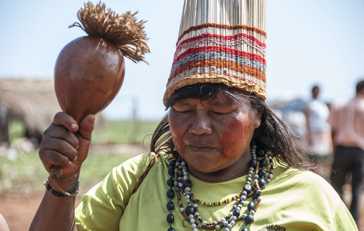 Die Guarani-Kaiowá erfahren brutale Gewalt und müssen zusehen, wie ihr angestammtes Land geraubt wird. Sie leider unter der höchsten Selbsttötunsgrate der Welt.