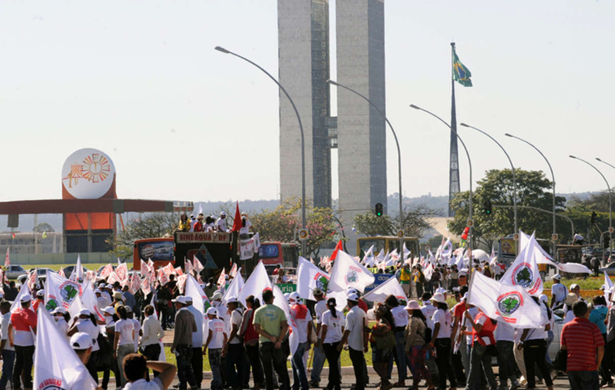 Des Indiens et des militants marchent contre le barrage de Belo Monte. Brasilia, Brésil.