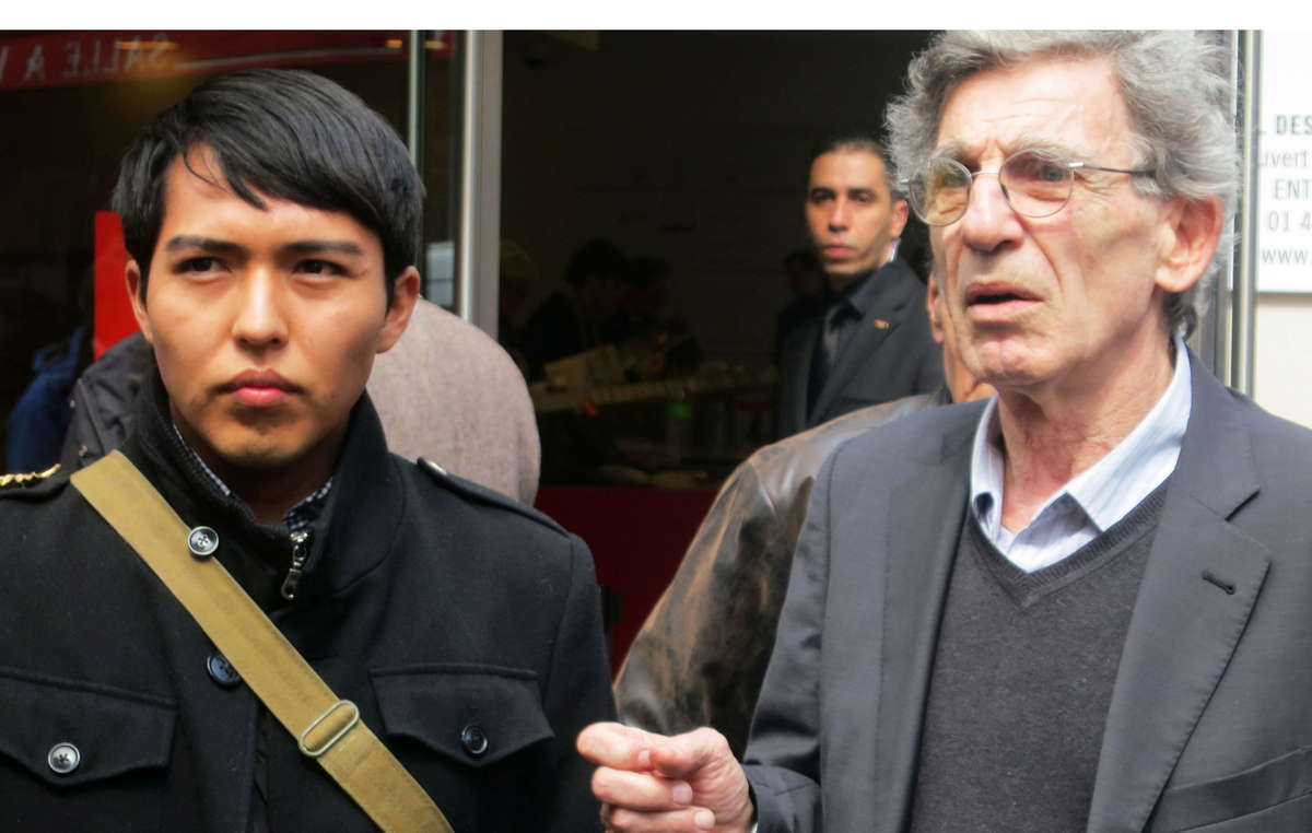 Hopi-Student Bo Lomahquahu und der Direktor von Survival International Frankreich protestierten vor der Auktion von 70 Katsinam im April 2013.