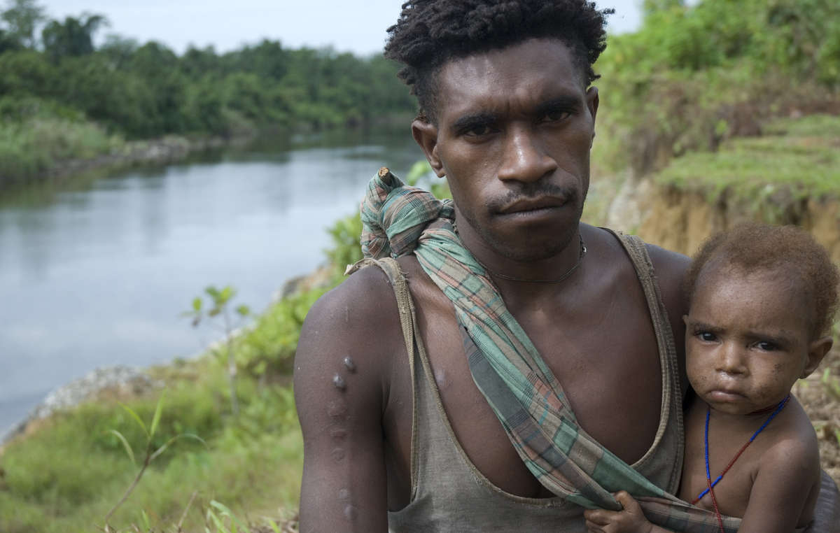 Homme et enfant korowai, Papouasie. Les peuples indigènes de Nouvelle-Guinée ont été parmi les premiers agriculteurs du monde.