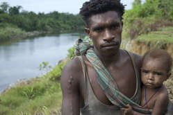 Uomo e bambino Korowai, Papua. I popoli tribali della Nuova Guinea sono stati tra i primi agricoltori del mondo.
