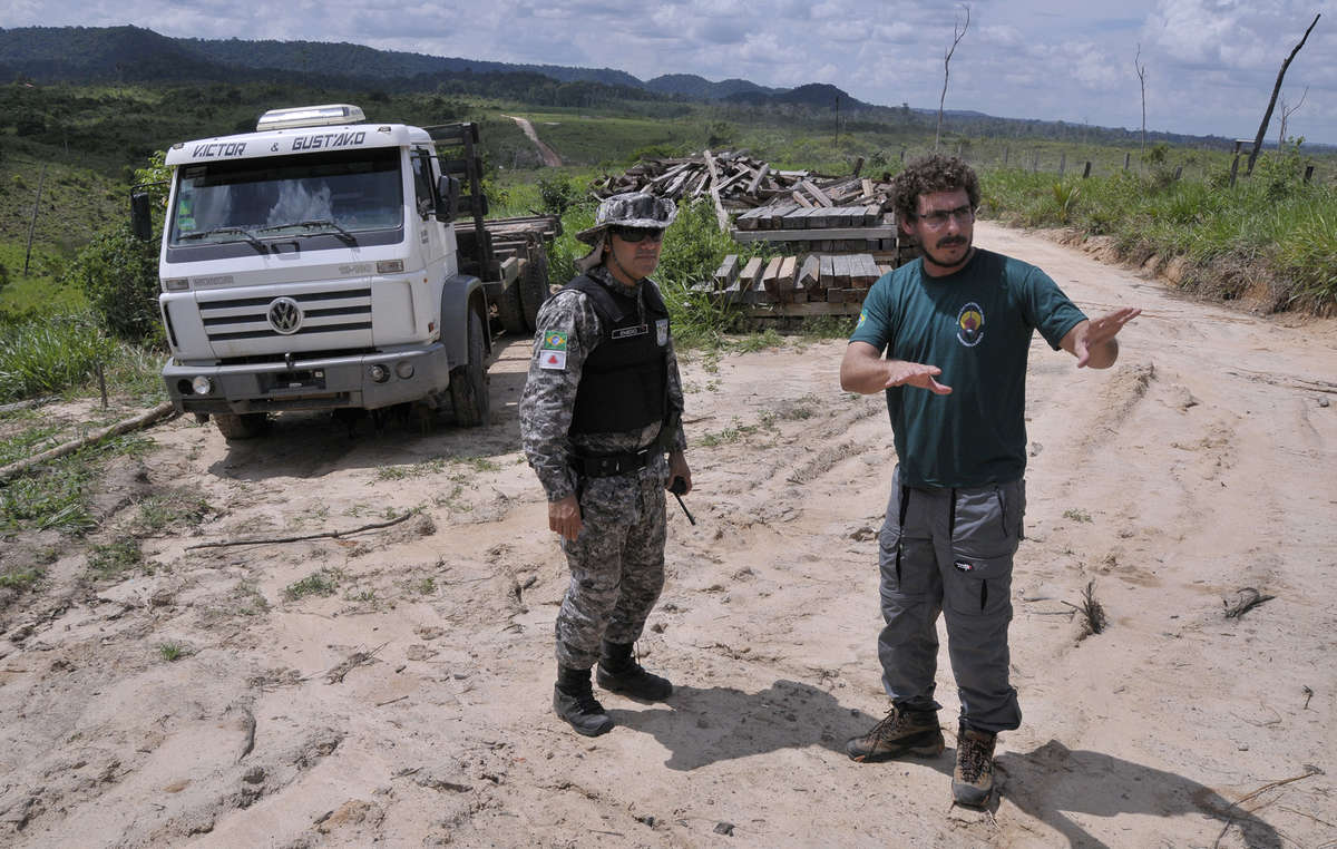 Agenti del FUNAI in Brasile. Le squadre sul territorio lavorano a tempo pieno per impedire agli invasori di entrare nel territorio delle tribù incontattate, ma questa protezione fondamentale potrebbe essere eliminata.