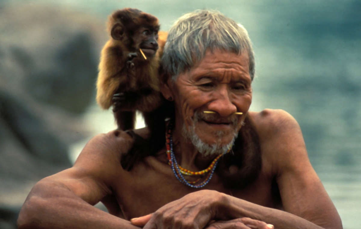 Pippjt, Indiano Arara, con la sua scimmietta. Brasile.