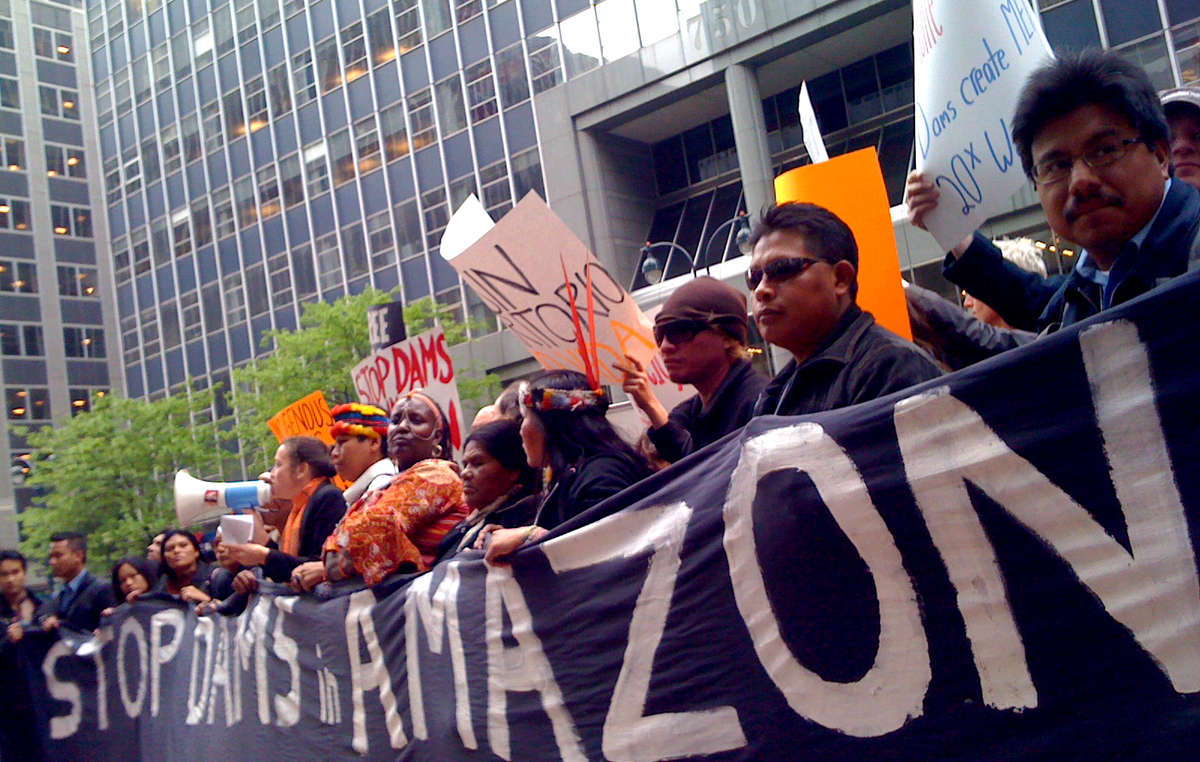 Sigourney Weaver ha manifestato insieme ad indigeni da tutto il mondo contro la diga Belo Monte del Brasile. Rappresentanza Permanente del Brasile presso l’ONU, New York, <span class=