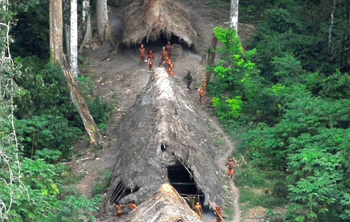 Indiens isolés du Brésil, mai 2008. Nombre d'entre eux sont menacés par l'exploitation forestière illégale qui sévit du côté péruvien de la frontière.