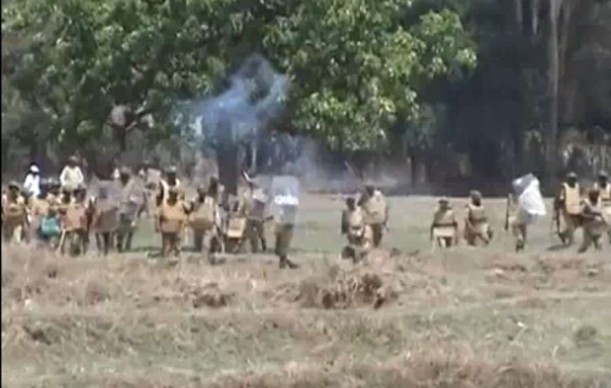Les forces armées attaquent des manifestants dans le village de Chandia, Kalinga Nagar, dans l'Etat d'Odisha, Inde.