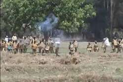 Les forces armées attaquent des manifestants dans le village de Chandia, Kalinga Nagar, dans l'Etat d'Odisha, Inde.