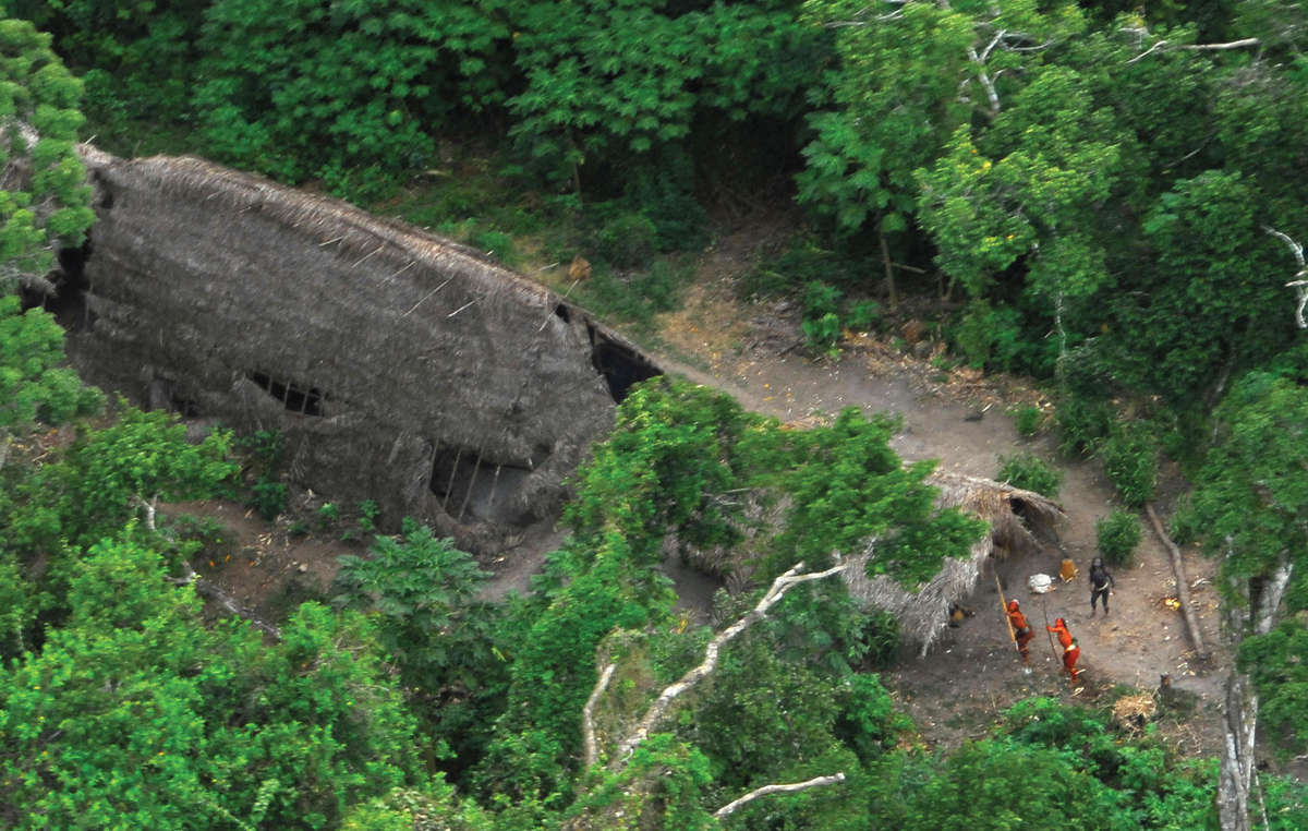 Gemeinschaftshaus von einem unkontaktierten Volk im brasilianischen Amazonasgebiet