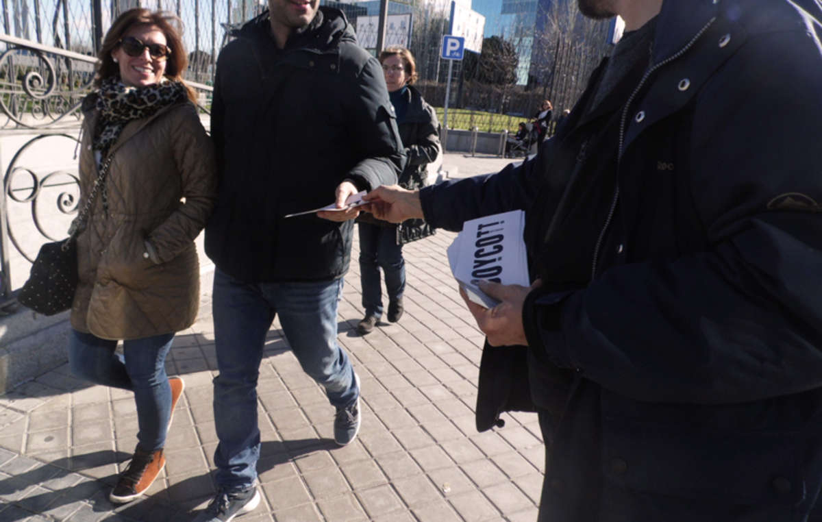 Des manifestants distribuent des tracts à la Feria Internacional de Turismo en España de Madrid.