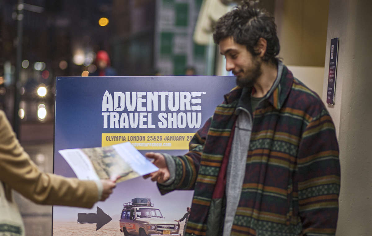 Des manifestants distribuent des tracts aux visiteurs de l'Adventure Travel Show à Londres.
