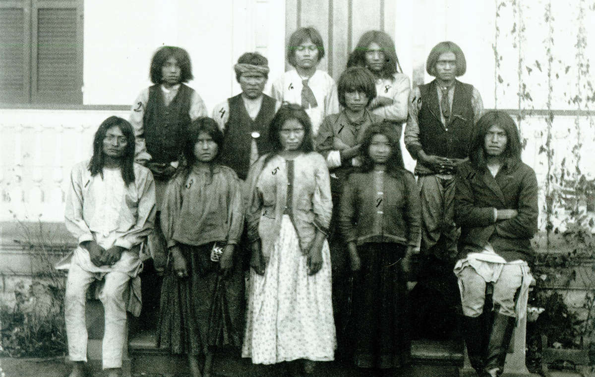 Apachen-Kinder vor und nachdem sie von ihren Familien getrennt und auf Schulen geschickt wurden. USA, 19.Jahrhundert.