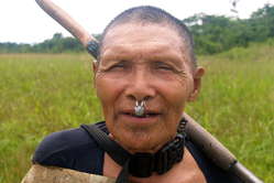 Um homen Murunahua. A reserva dos Murunahua está ocupada ilegalmente por madereiros.