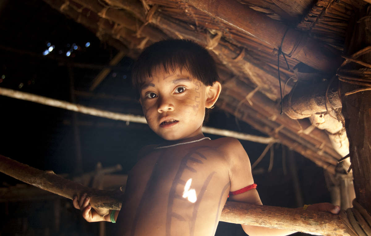 Bambina Yanomami, 2008. Il futuro di questa generazione è incerto poiché il congresso brasiliano sta dibattendo su un disegno di legge che, se approvato, permetterebbe attività estrattive su larga scala nei territori indigeni. Ciò porterebbe malattie e danni ambientali che si ripercuoterebbero sugli Yanomami e su altre tribù remote del Brasile.