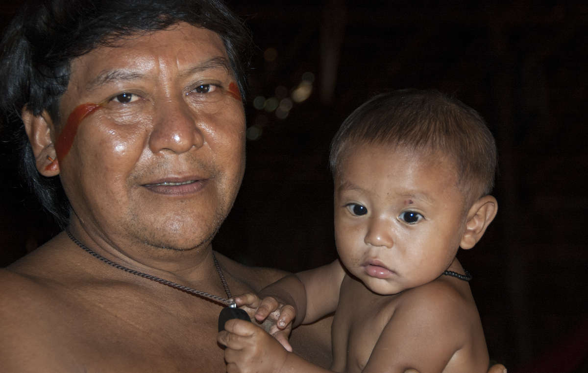 Davi Kopenawa Yanomami con suo nipote, 2008. Davi denuncia una proposta di legge che permetterebbe attività estrattive su larga scala nella terra yanomami. Davi lotta per i diritti del suo popolo dagli anni ’70.