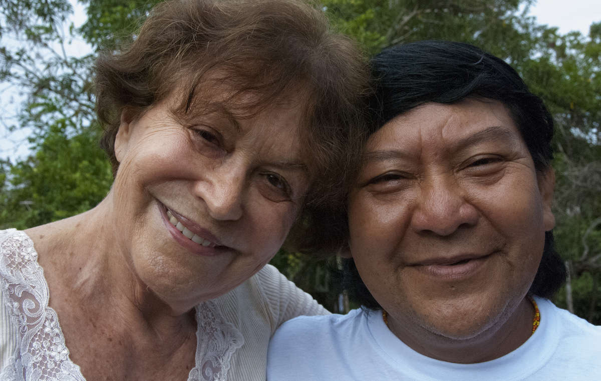 Claudia Andujar, Fotografin und Aktivistin, mit Davi Kopenawa, Schamane und wichtiger Sprecher der Yanomami, 2010.