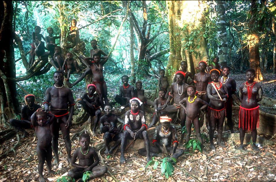 Es wird davon ausgegangen, dass die Jäger-und-Sammler-Gesellschaften auf den Andamanen – die Jarawa, Großen Andamanesen, Onge und Sentinelesen – seit mehr als 55.000 Jahren auf den Inseln im indischen Ozean ihr Zuhause haben.

Es wird vermutet, dass sich die Jarawa durch eine optimale Ernährungsweise auszeichnen. Sie essen zum Beispiel Wildscheine, Schildkröten, Fische, Krebse, Garnelen und Weichtiere. Diese Nahrung wird mit verschiedenen wilden Wurzeln, Knollengewächsen, Nüssen, Samenkörnern und Honig ergänzt. 

An den korallengesäumten Riffen fischen sie mit Hilfe von Pfeil und Bogen. Sie besitzen ein detailliertes Wissen über mehr als 150 Pflanzen und 350 Tierarten.