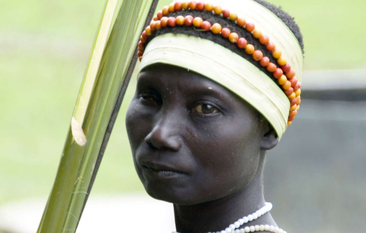 Una donna Jarawa ritorna nella foresta dopo aver raccolto cibo ai margini della riserva della tribù.
