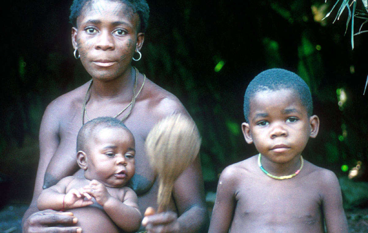 Mãe e crianças Pygmies