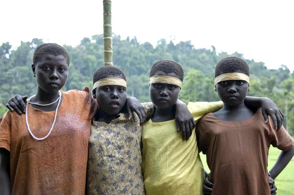 Enero de 2013: La campaña de Survival International para detener los “safaris humanos” en las islas Andamán de la India logró una importante victoria después de que el Tribunal Supremo prohibiera a los turistas viajar a través de la carretera que surca la reserva Jarawa. 

Sin embargo, en marzo de 2013 el Tribunal revocó esta orden provisional. Survival continúa haciendo campaña para que la carretera sea clausurada. 

"Lee el artículo completo":http://www.survival.es/noticias/8944 