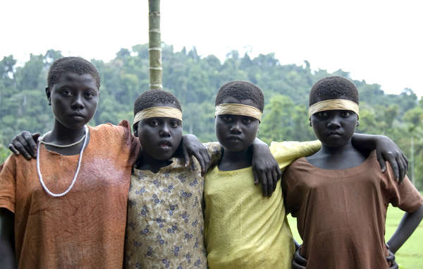 Des jeunes filles jarawa portant des vêtements offerts par les touristes qui pénètrent dans la réserve par la route illégale.