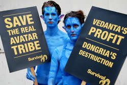 Deux Na'vi manifestent durant l'assemblée générale de Vedanta en 2010.