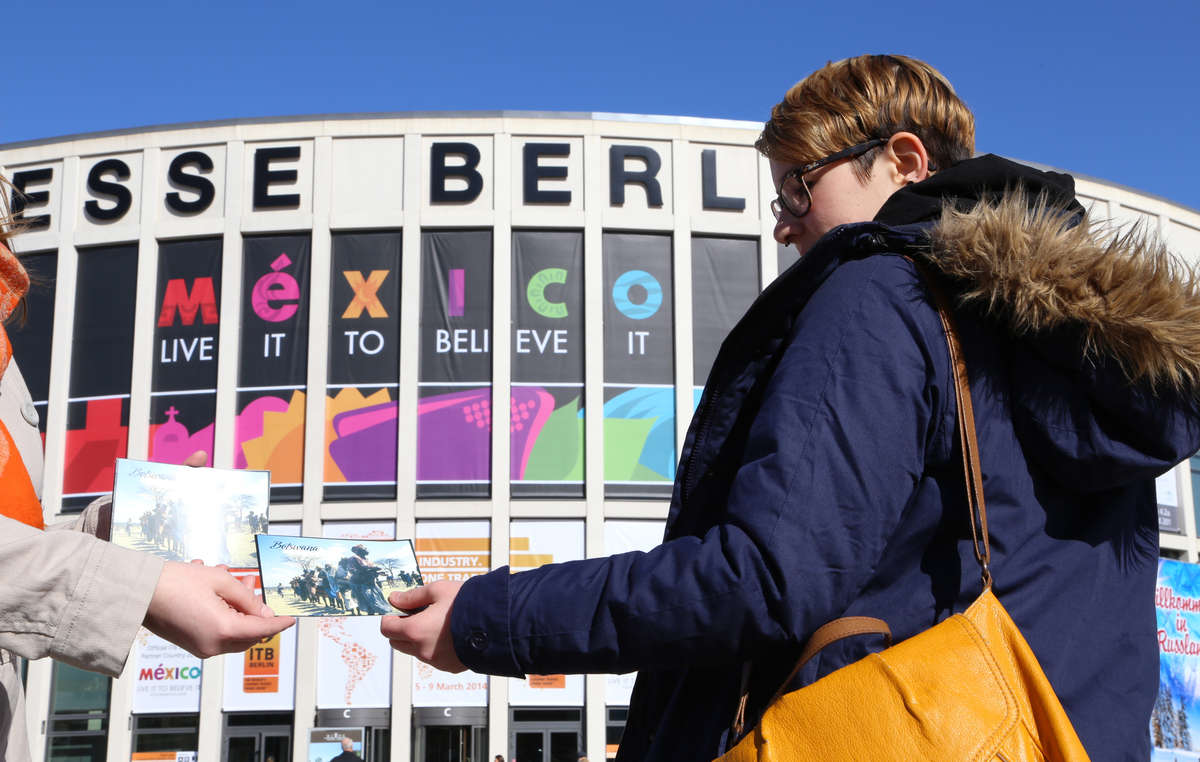 Survival-Unterstützer verteilten Flyer zum Boykott-Aufruf für Botswana an Besucher der ITB-Messe in Berlin.