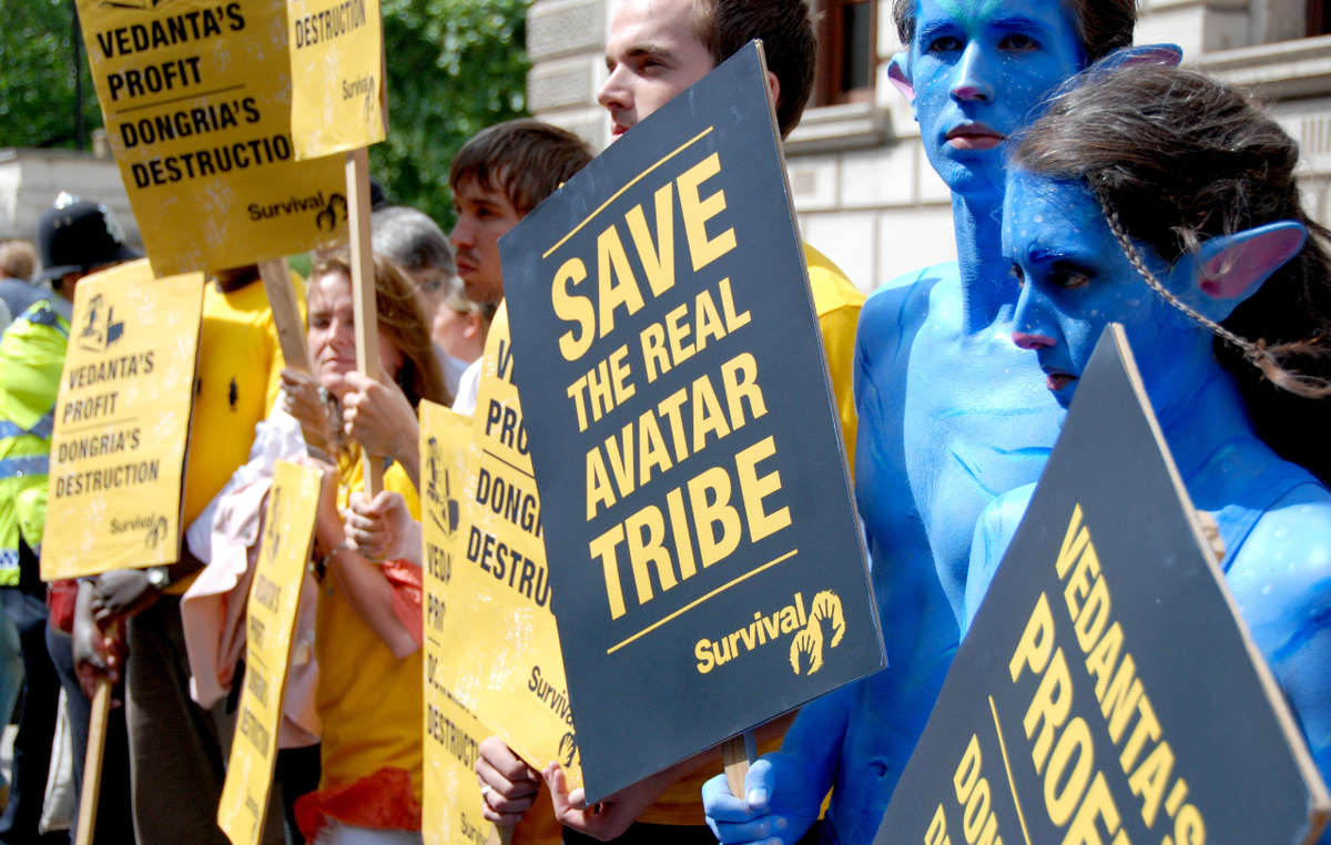 Manifestazione davanti alla sede dell’Assemblea Generale annuale della Vedanta alla presenza di due Na’vi di Avatar. © Survival