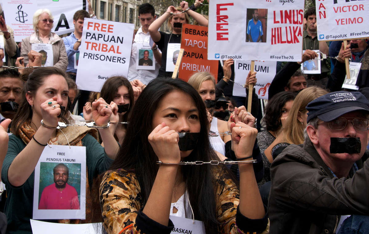 Die Demonstranten vor der indonesischen Botschaft trugen Handschellen und Klebeband über ihrem Mund.
