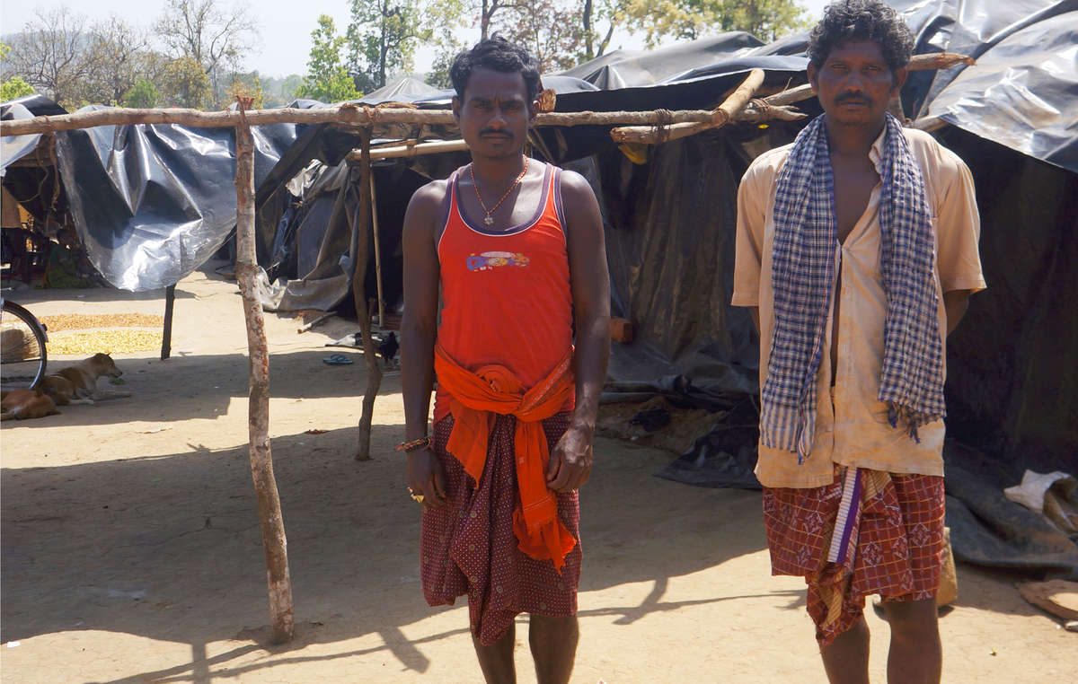 Il campo di Asankudar, dove oltre un centinaio di indigeni Khadia sono stati costretti a vivere per mesi sotto teli di plastica dopo esser stati mandati via dalla Riserva delle tigri di Similipal.