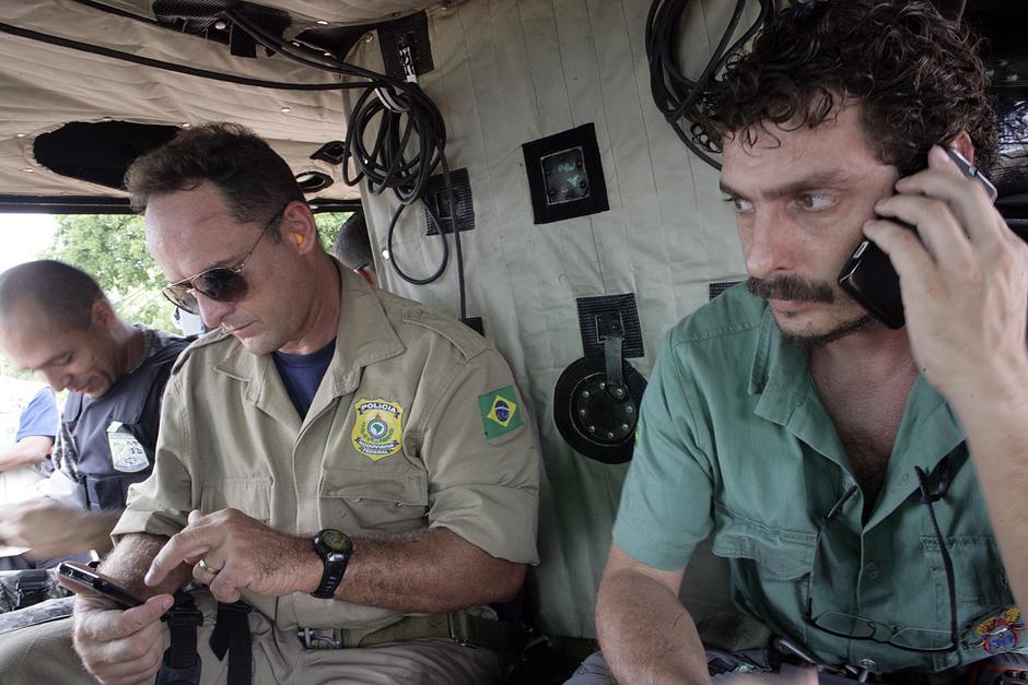 Carlos Travassos joins an overflight of the Awá's territory, accompanied by members of the Brazilian Police force. 