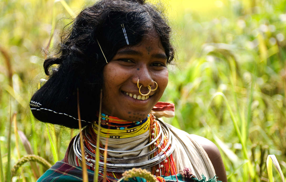 Dongria-Kondh-Frau vor einem Hirse-Feld in Odisha, Indien