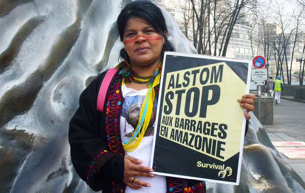Sonia Guajajara, uma ativista indígena proeminente, em um protesto em Paris em 2014.