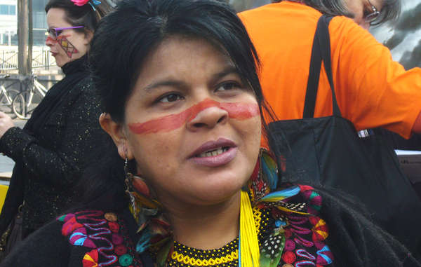 Sônia Guajajara em um protesto em Paris contra os planos do governo de instaurar uma série de hidrelétricas na Amazônia, Março 2014.
