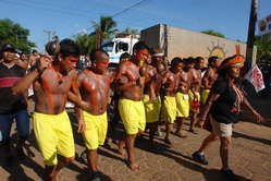 Indiens protestant contre le barrage de Belo Monte. © Verena Glass