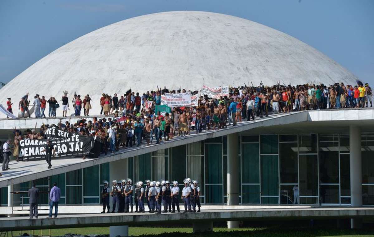 Cientos de indígenas brasileños protestan en contra del Mundial de fútbol.