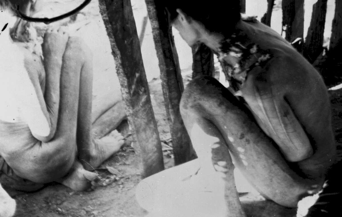 Indígenas achés poco después de ser capturados en el bosque y de ser llevados a la Reserva Aché. Paraguay, 1972.
