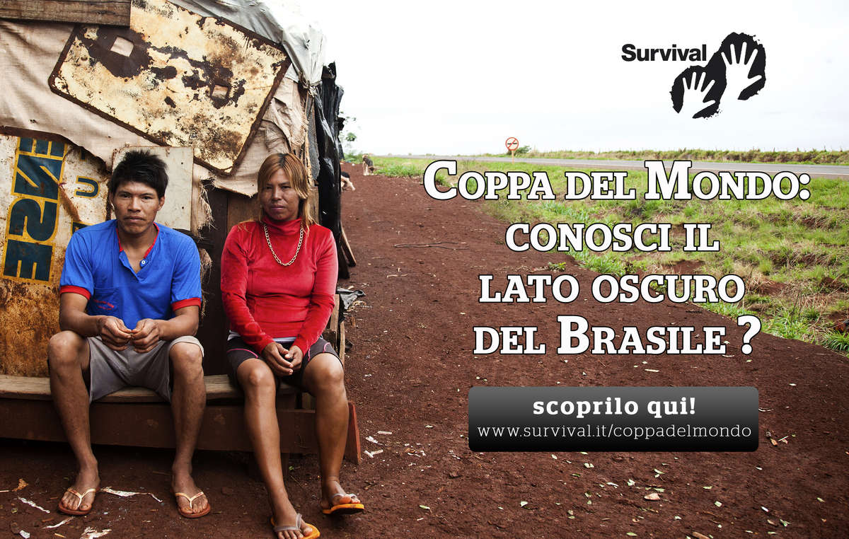 L'home page del sito di Survival invita a scoprire il 'Lato oscuro del Brasile'. I due giovani sono una coppia Guarani-Kaiowa e vivono accampati sul ciglio di una strada nei pressi di Dourados.