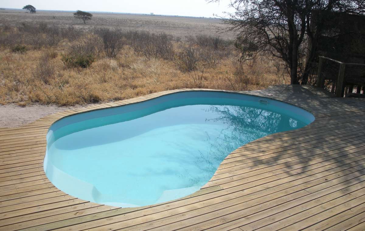 Piscina de Wilderness Safaris en la RCKC de Botsuana, que fue edificado en la tierra que habitan los bosquimanos desde hace siglos sin su consentimiento. Mientras los turistas pueden disfrutar de un baño, muchos bosquimanos han sido forzados a pasar hambre y sed para obligarles a abandonar su tierra.