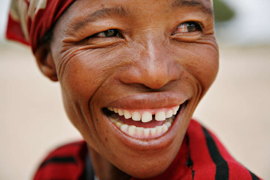 _Ne nous considérez pas comme des arriérés, nous avons notre propre voix_. 

Femme bushman, Botswana.